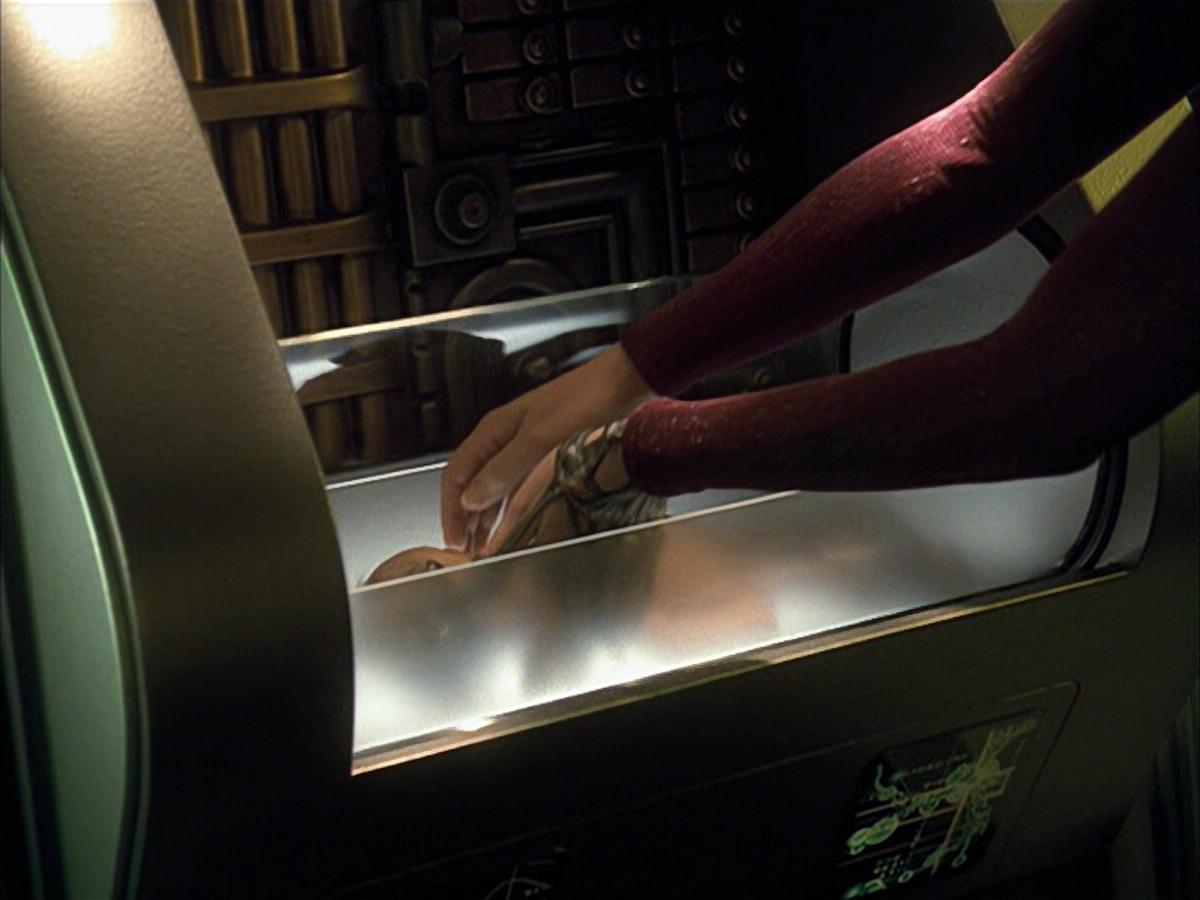 extant_StarTrek_VOY_6x16-Collective_02520.jpg