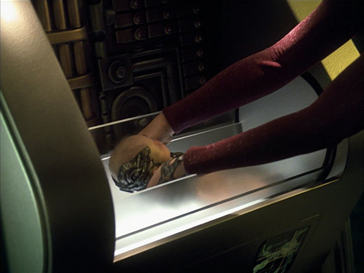 extant_StarTrek_VOY_6x16-Collective_02522.jpg