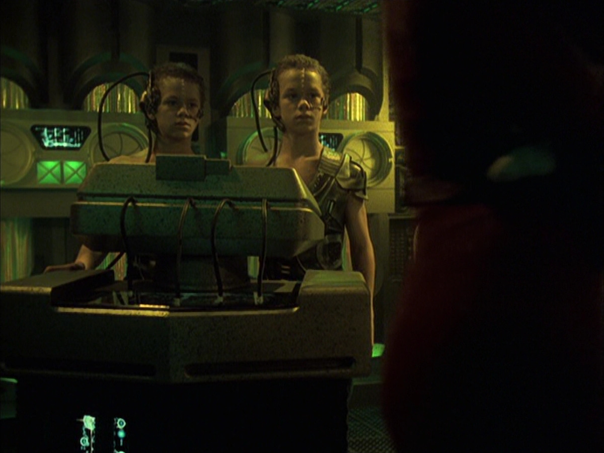 extant_StarTrek_VOY_6x16-Collective_02537.jpg