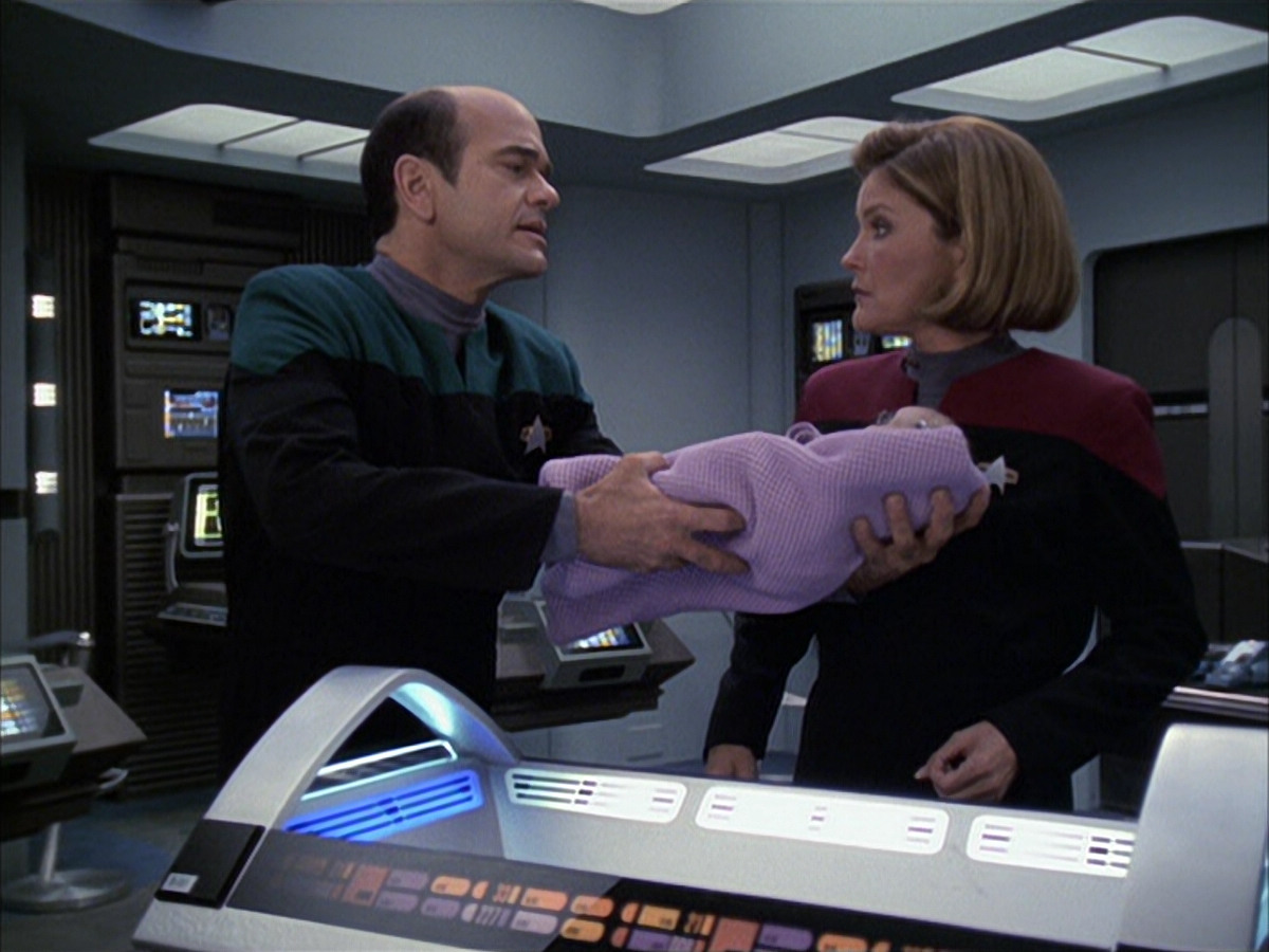 extant_StarTrek_VOY_6x16-Collective_02745.jpg