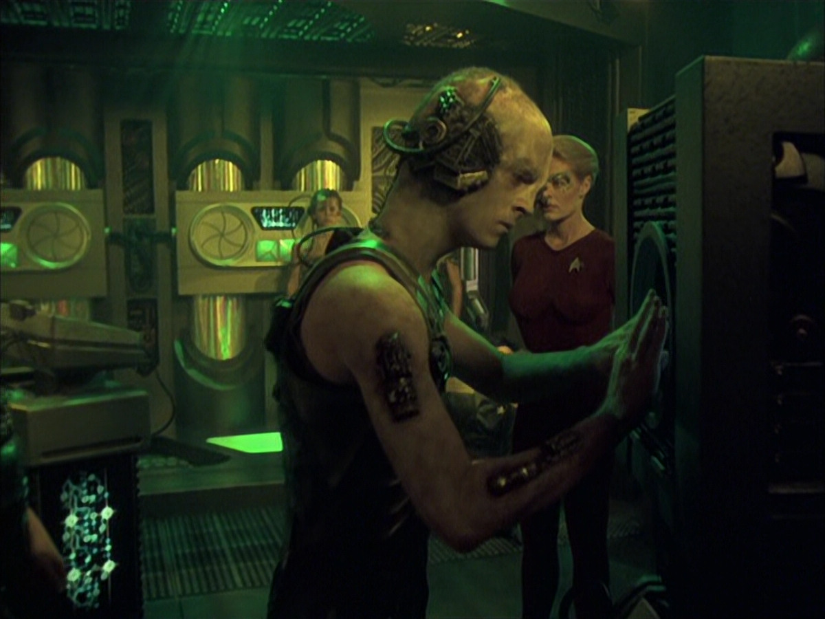 extant_StarTrek_VOY_6x16-Collective_03015.jpg