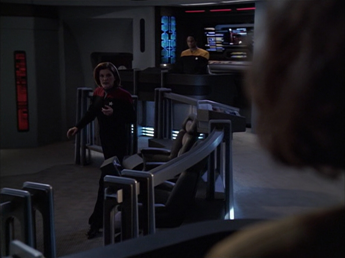 extant_StarTrek_VOY_6x16-Collective_03111.jpg
