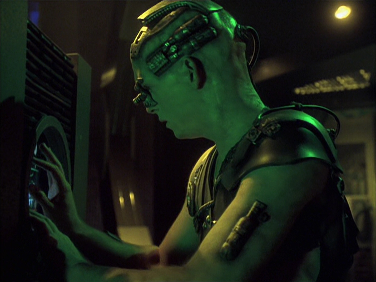 extant_StarTrek_VOY_6x16-Collective_03164.jpg