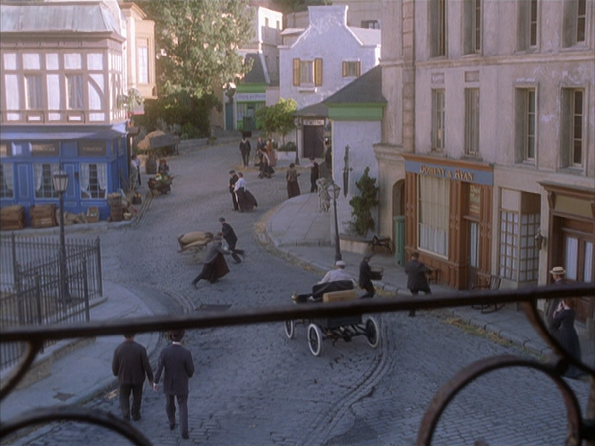 extant_StarTrek_VOY_6x17-SpiritFolk_00010.jpg