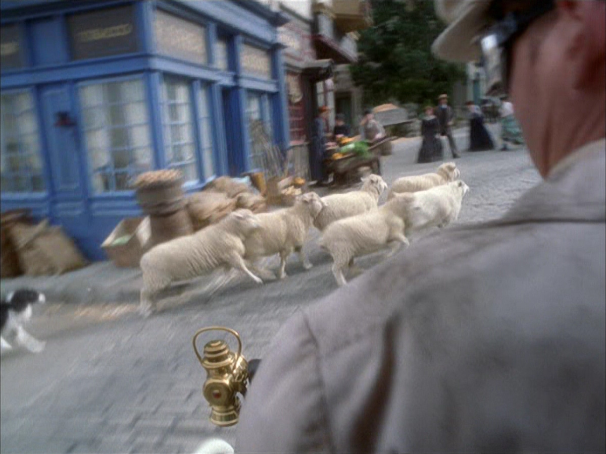 extant_StarTrek_VOY_6x17-SpiritFolk_00022.jpg