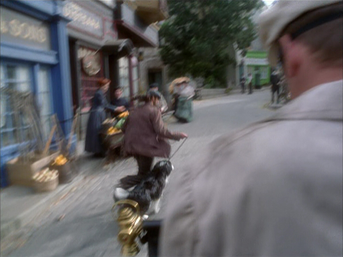 extant_StarTrek_VOY_6x17-SpiritFolk_00025.jpg