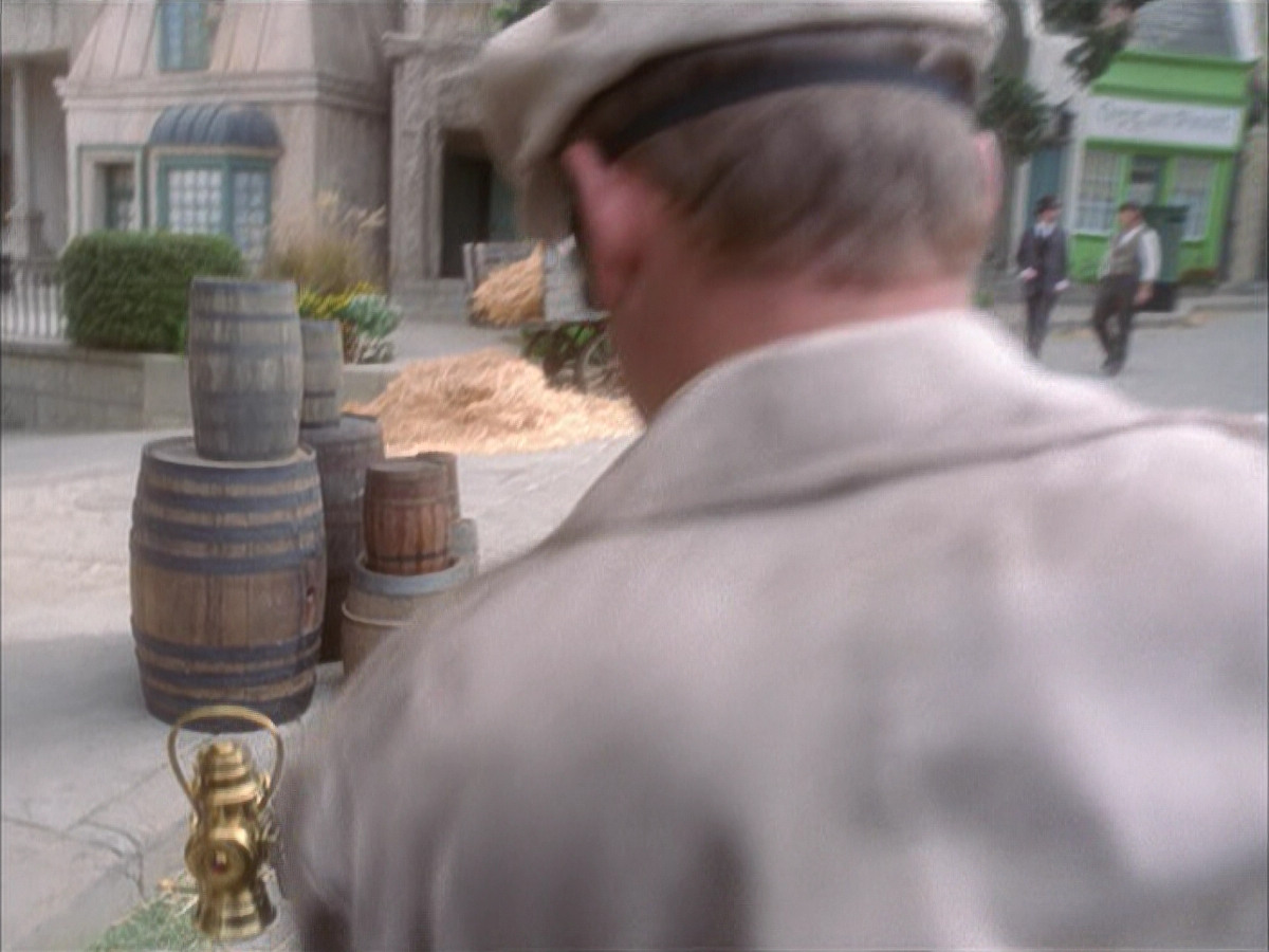 extant_StarTrek_VOY_6x17-SpiritFolk_00034.jpg