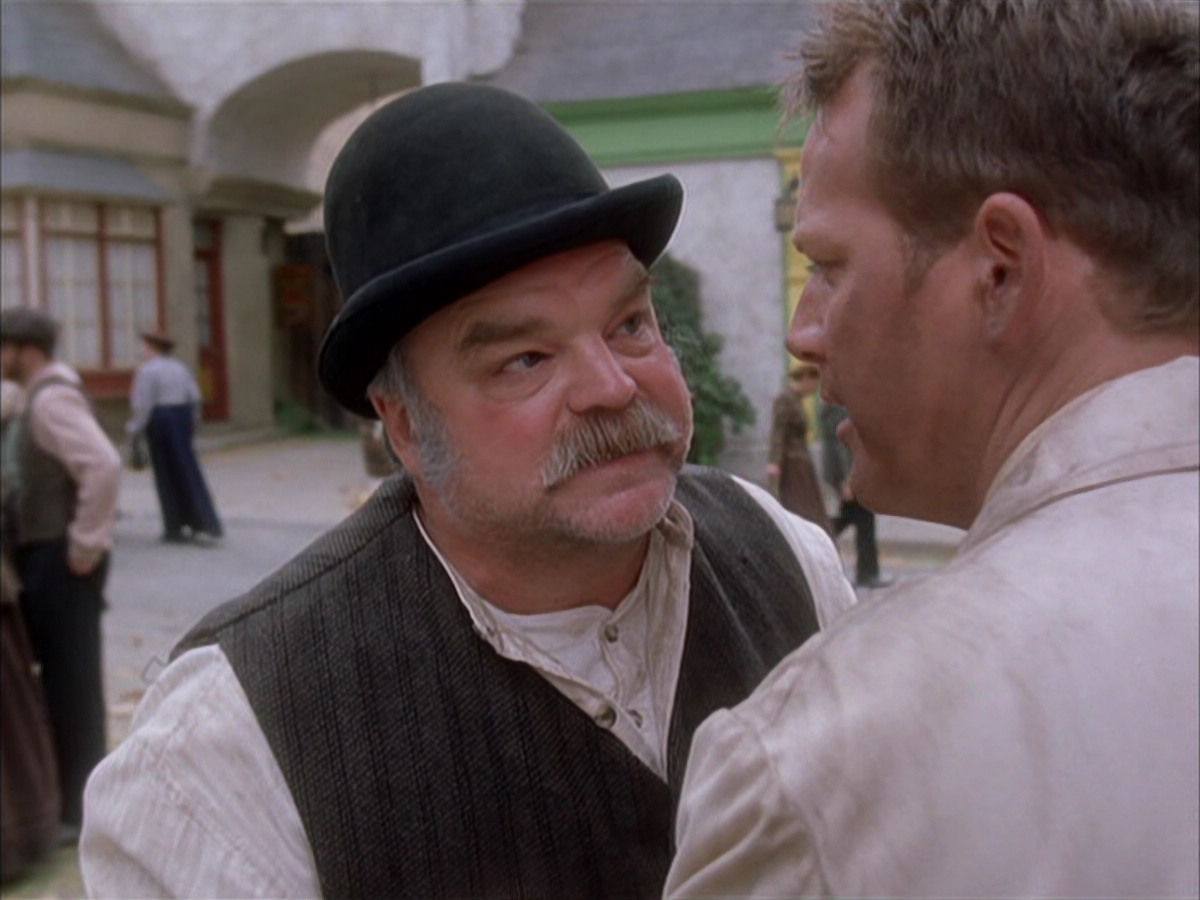 extant_StarTrek_VOY_6x17-SpiritFolk_00122.jpg