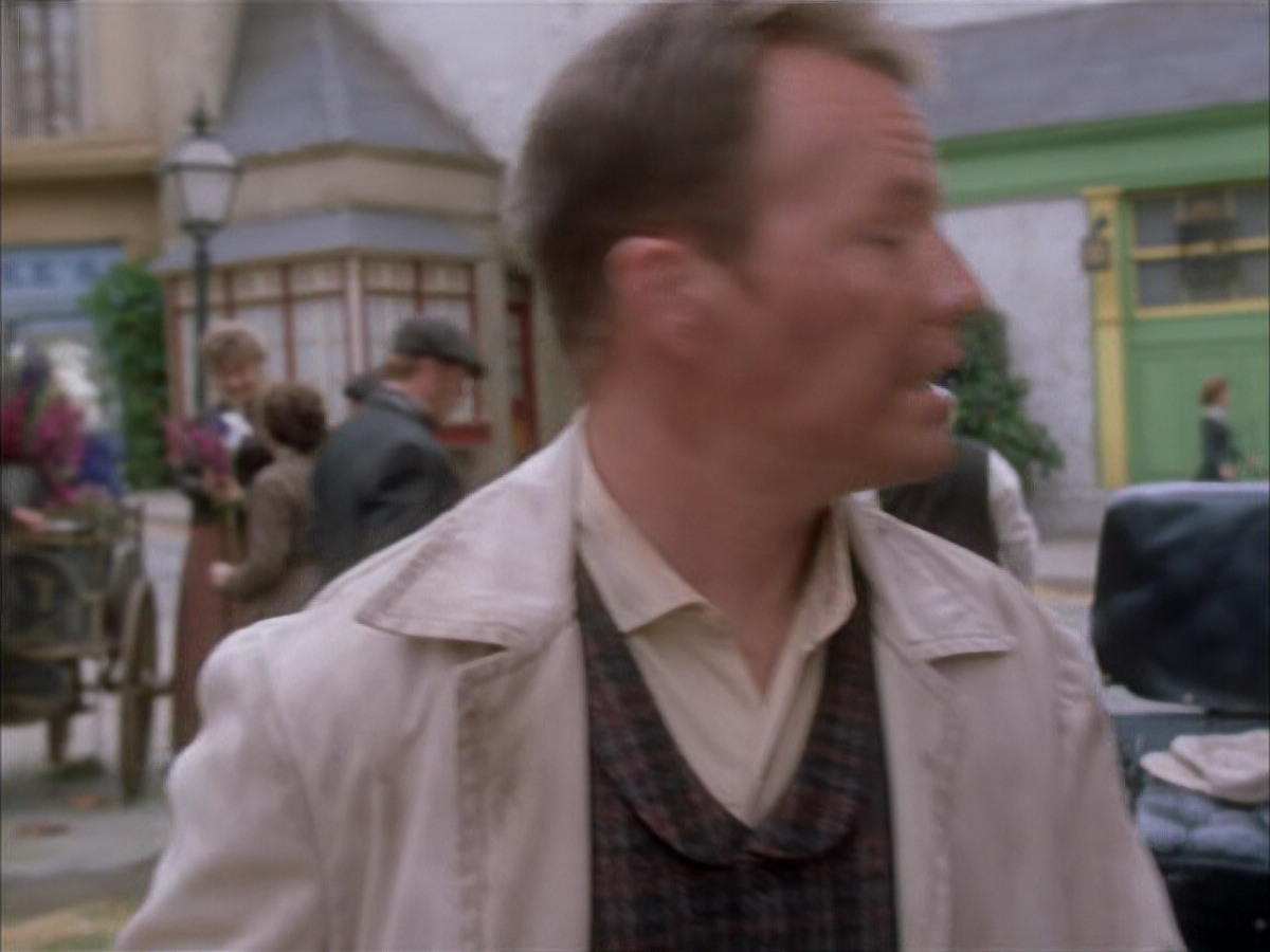 extant_StarTrek_VOY_6x17-SpiritFolk_00137.jpg