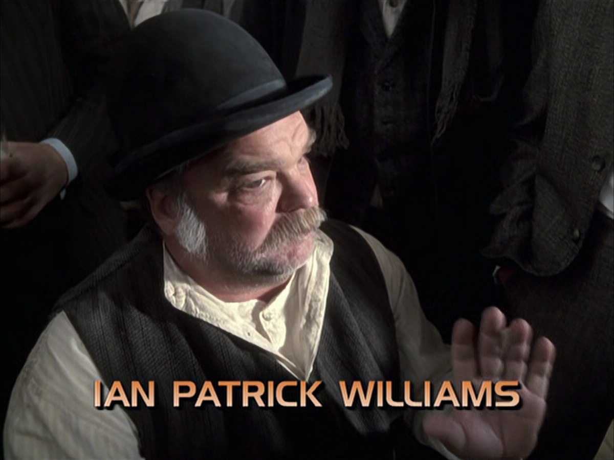 extant_StarTrek_VOY_6x17-SpiritFolk_00326.jpg
