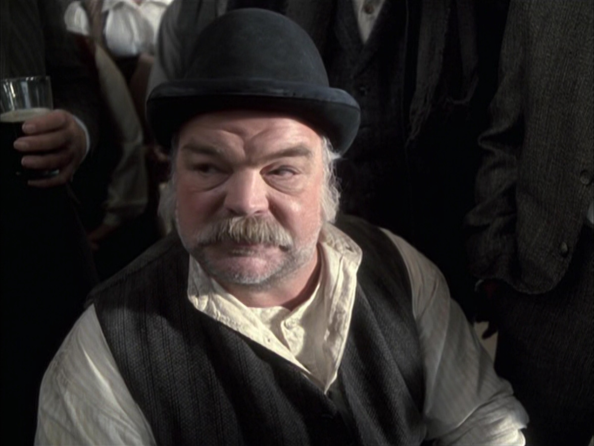 extant_StarTrek_VOY_6x17-SpiritFolk_00494.jpg