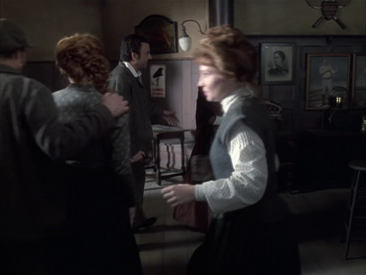 extant_StarTrek_VOY_6x17-SpiritFolk_00538.jpg
