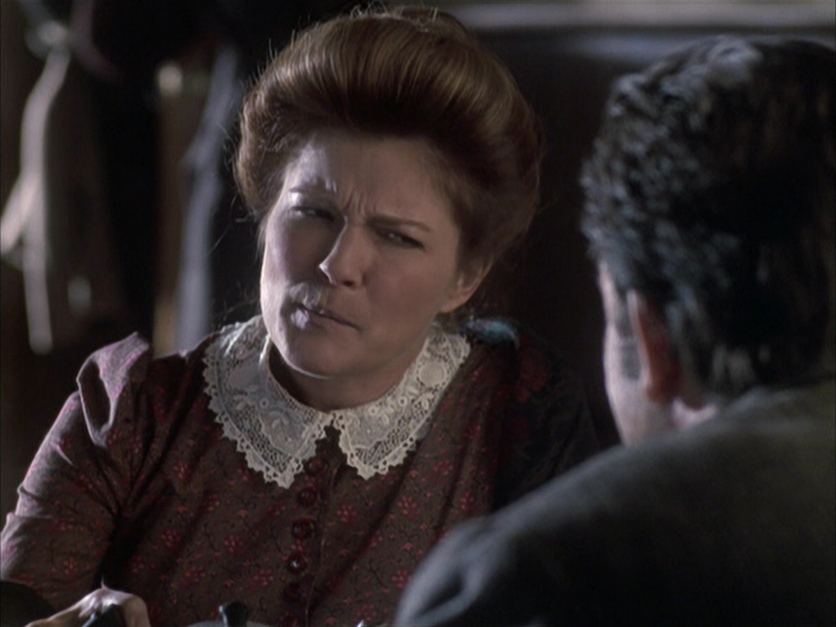 extant_StarTrek_VOY_6x17-SpiritFolk_00565.jpg