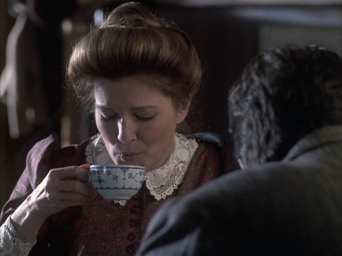 extant_StarTrek_VOY_6x17-SpiritFolk_00598.jpg