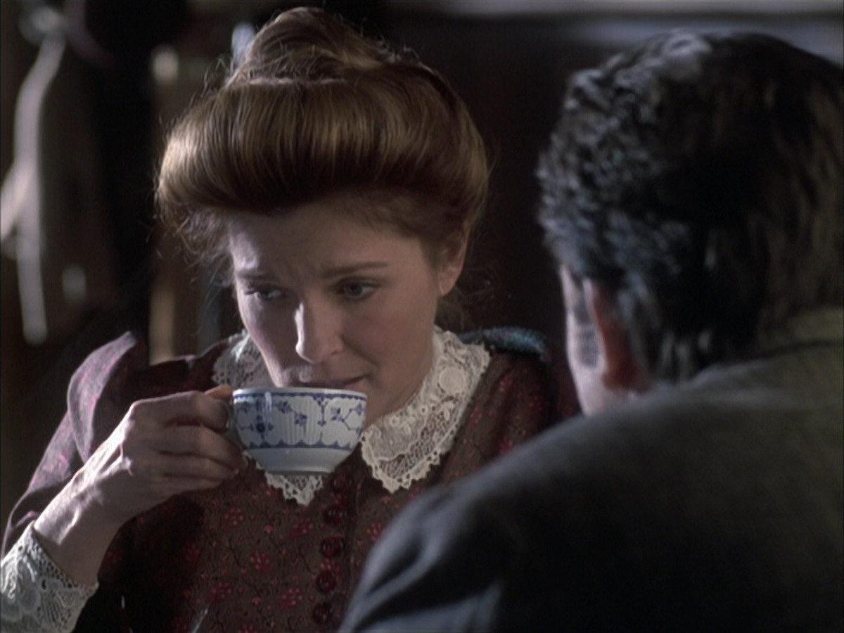extant_StarTrek_VOY_6x17-SpiritFolk_00600.jpg