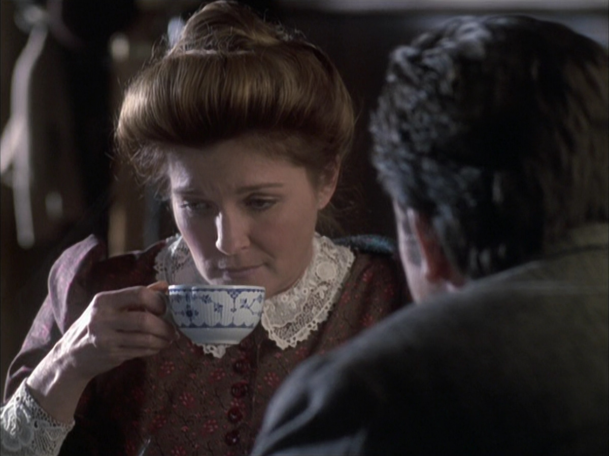 extant_StarTrek_VOY_6x17-SpiritFolk_00601.jpg