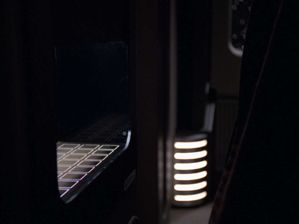 extant_StarTrek_VOY_6x17-SpiritFolk_00623.jpg