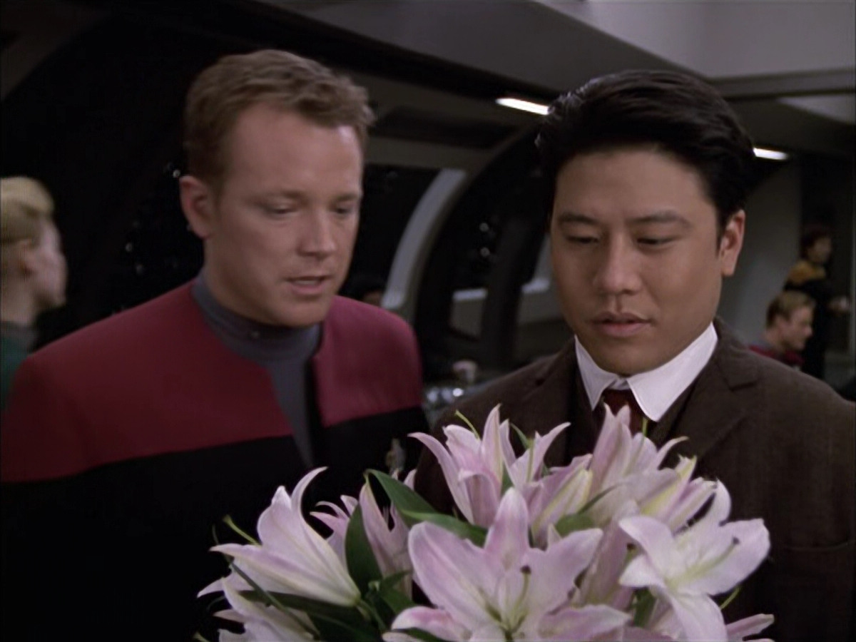 extant_StarTrek_VOY_6x17-SpiritFolk_00635.jpg
