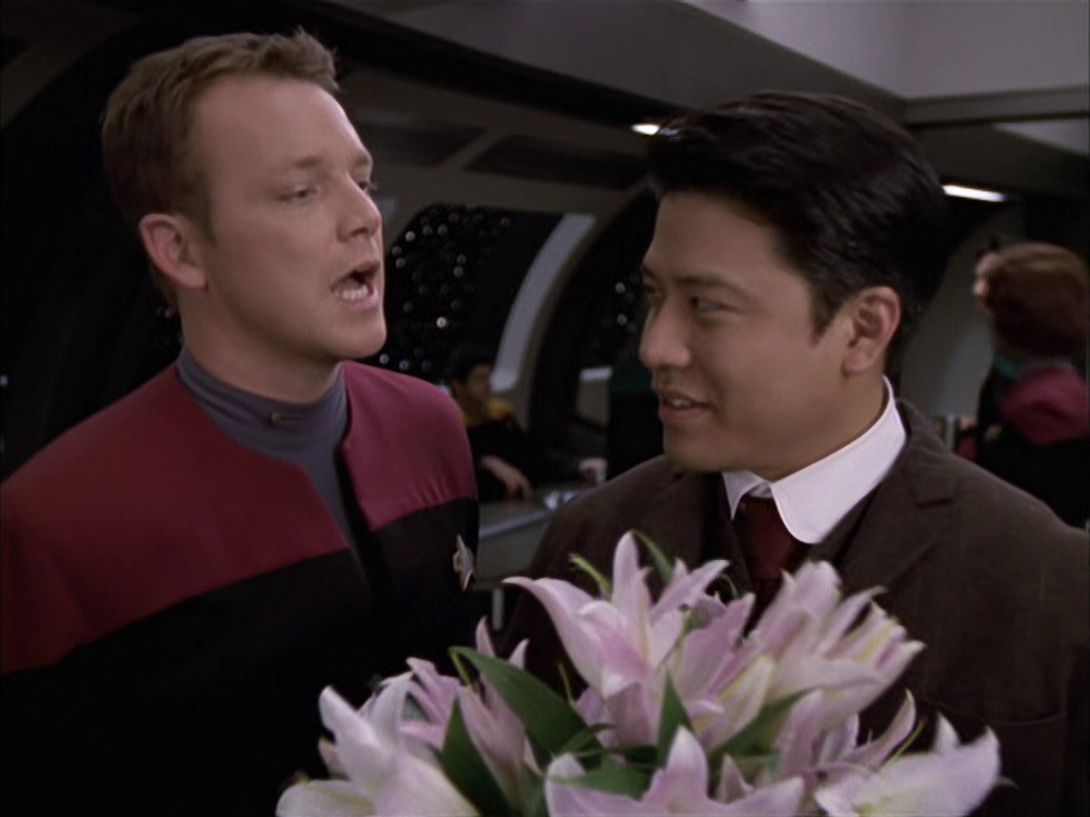 extant_StarTrek_VOY_6x17-SpiritFolk_00638.jpg