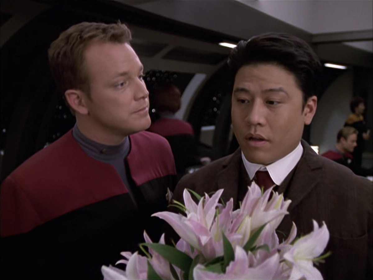 extant_StarTrek_VOY_6x17-SpiritFolk_00640.jpg