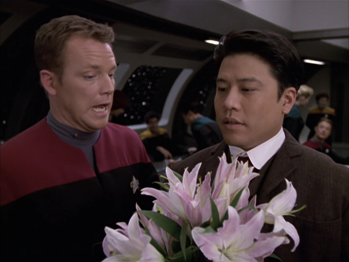 extant_StarTrek_VOY_6x17-SpiritFolk_00643.jpg
