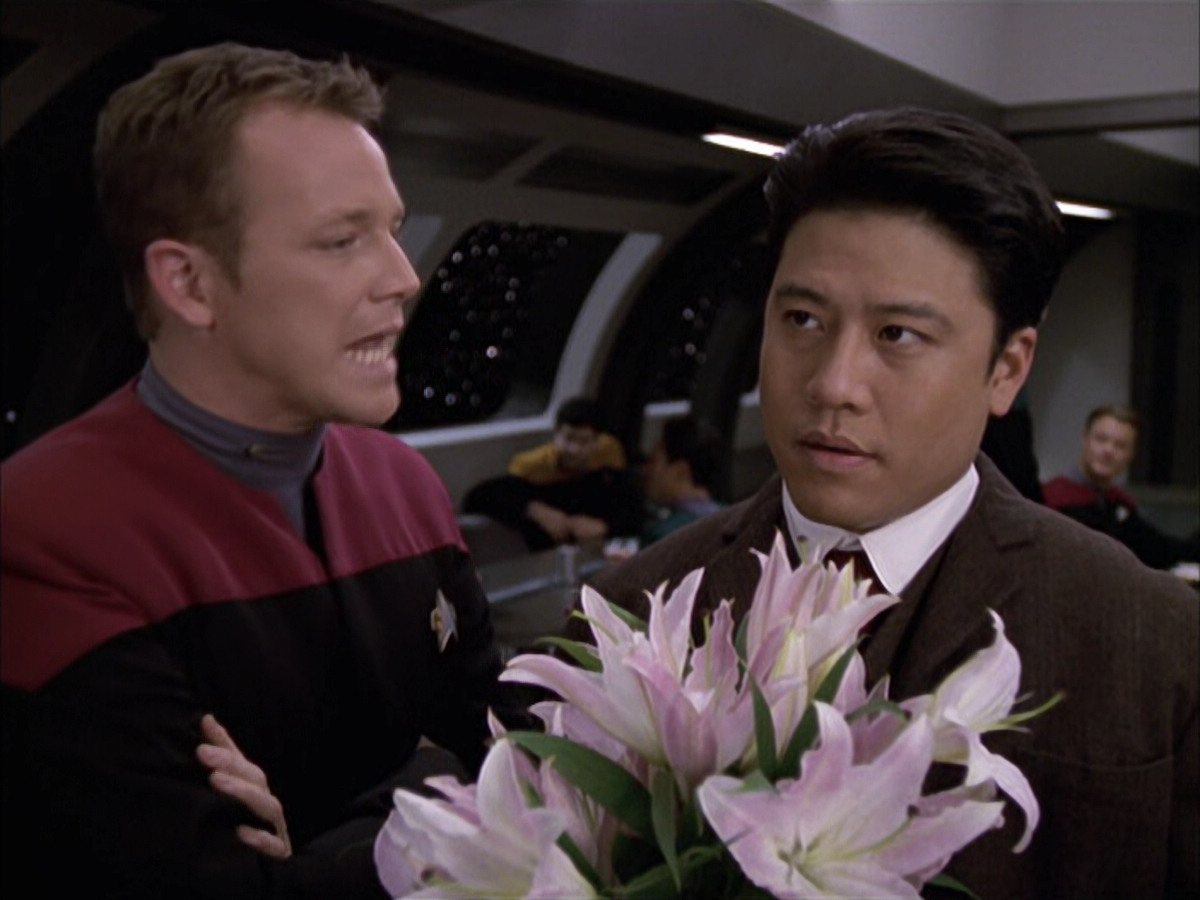 extant_StarTrek_VOY_6x17-SpiritFolk_00647.jpg