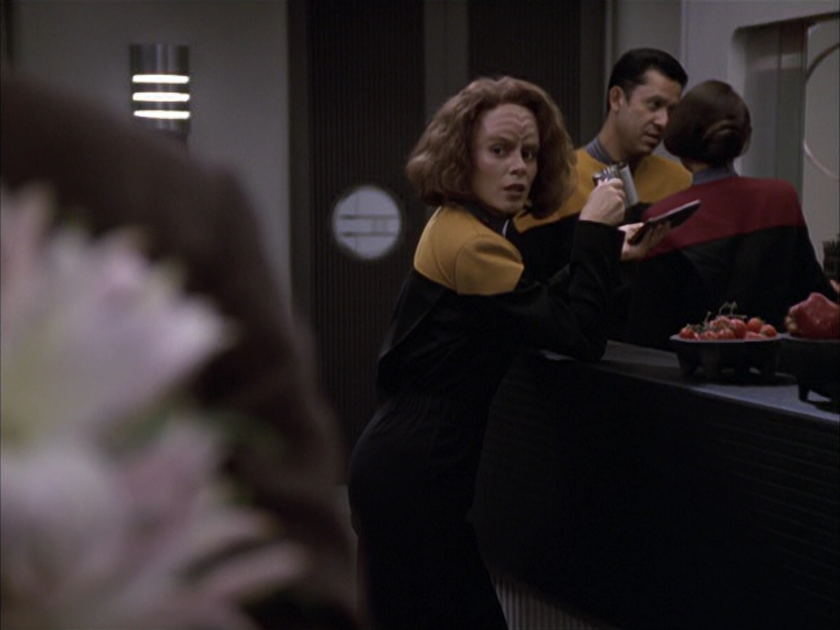 extant_StarTrek_VOY_6x17-SpiritFolk_00659.jpg