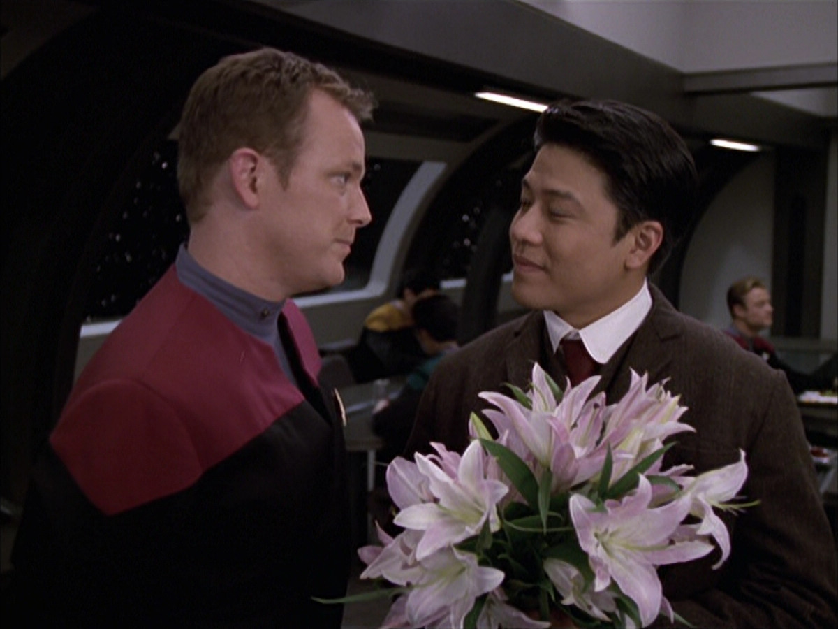 extant_StarTrek_VOY_6x17-SpiritFolk_00662.jpg