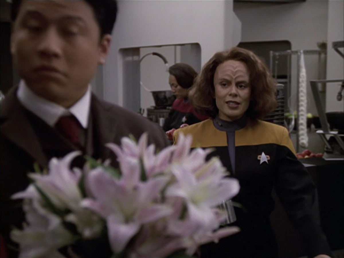 extant_StarTrek_VOY_6x17-SpiritFolk_00675.jpg