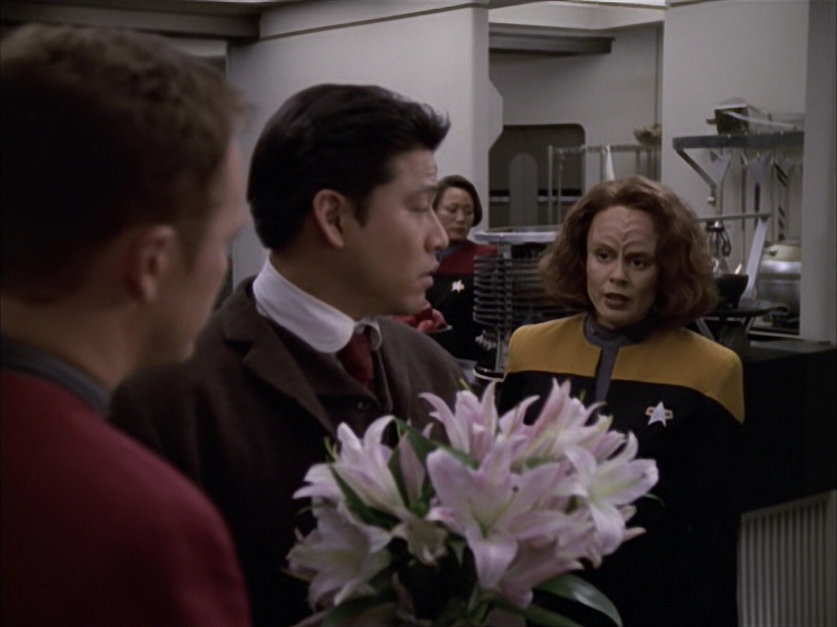 extant_StarTrek_VOY_6x17-SpiritFolk_00677.jpg