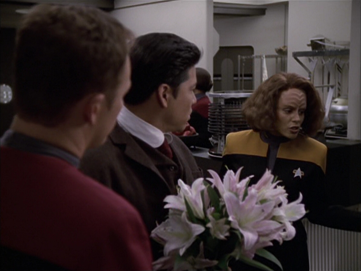 extant_StarTrek_VOY_6x17-SpiritFolk_00681.jpg