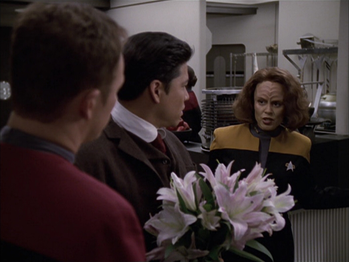 extant_StarTrek_VOY_6x17-SpiritFolk_00682.jpg