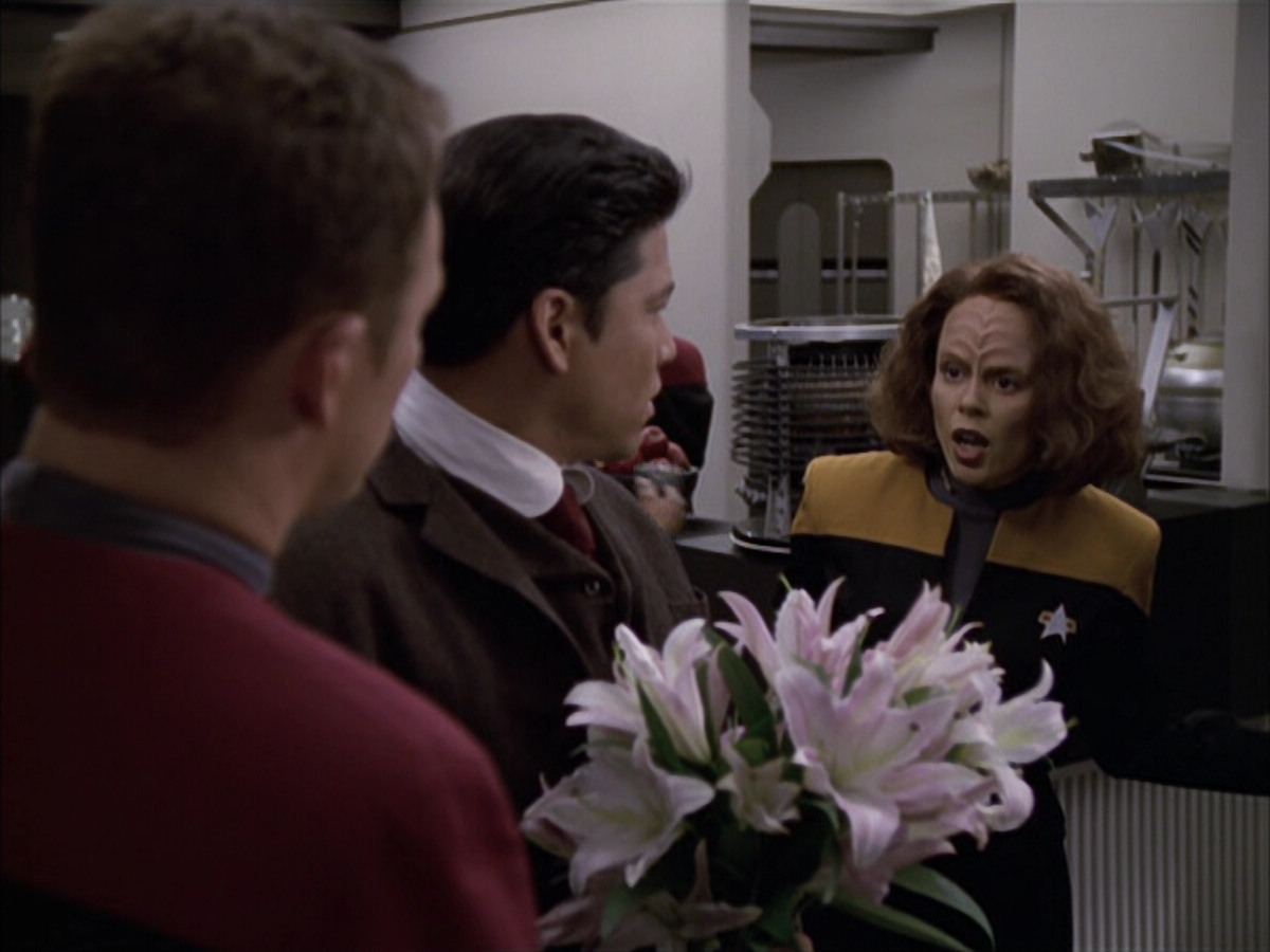 extant_StarTrek_VOY_6x17-SpiritFolk_00684.jpg