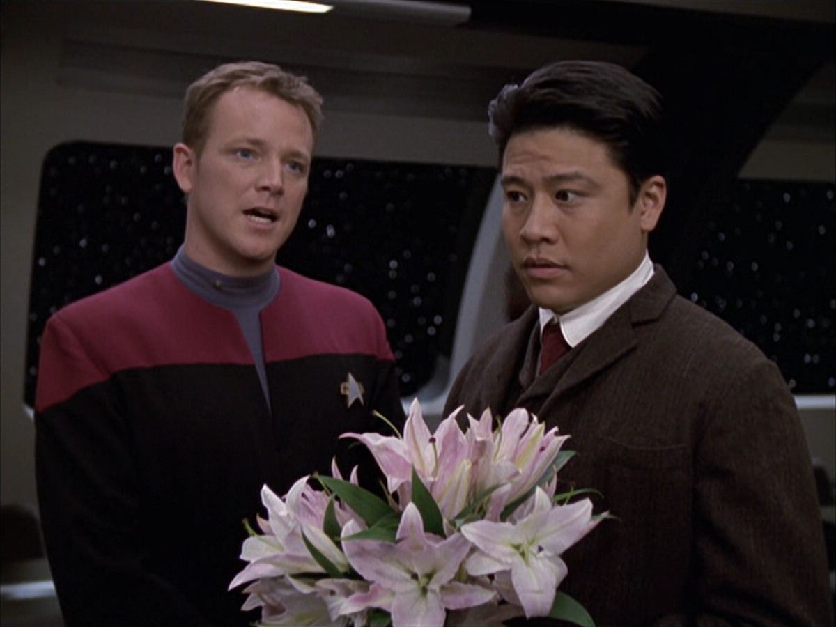 extant_StarTrek_VOY_6x17-SpiritFolk_00685.jpg