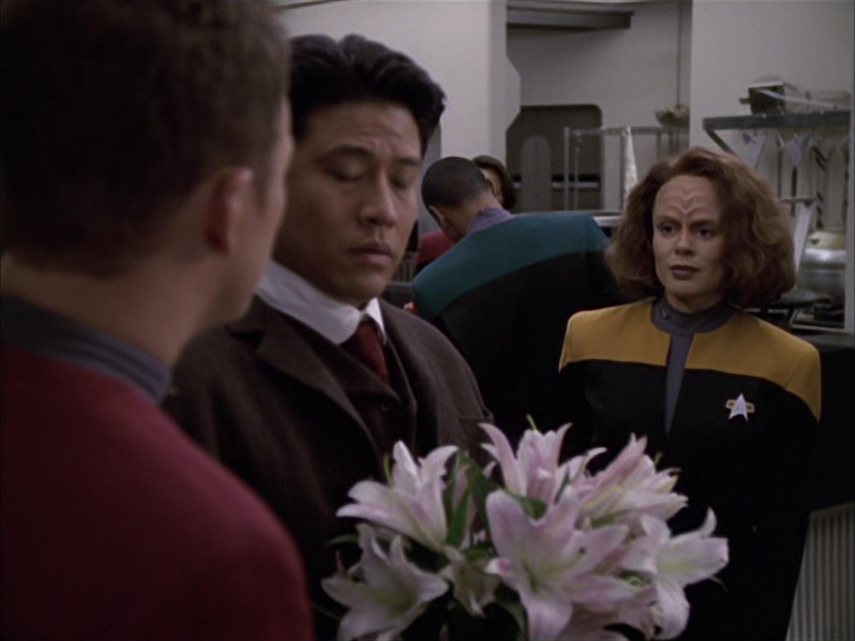 extant_StarTrek_VOY_6x17-SpiritFolk_00690.jpg