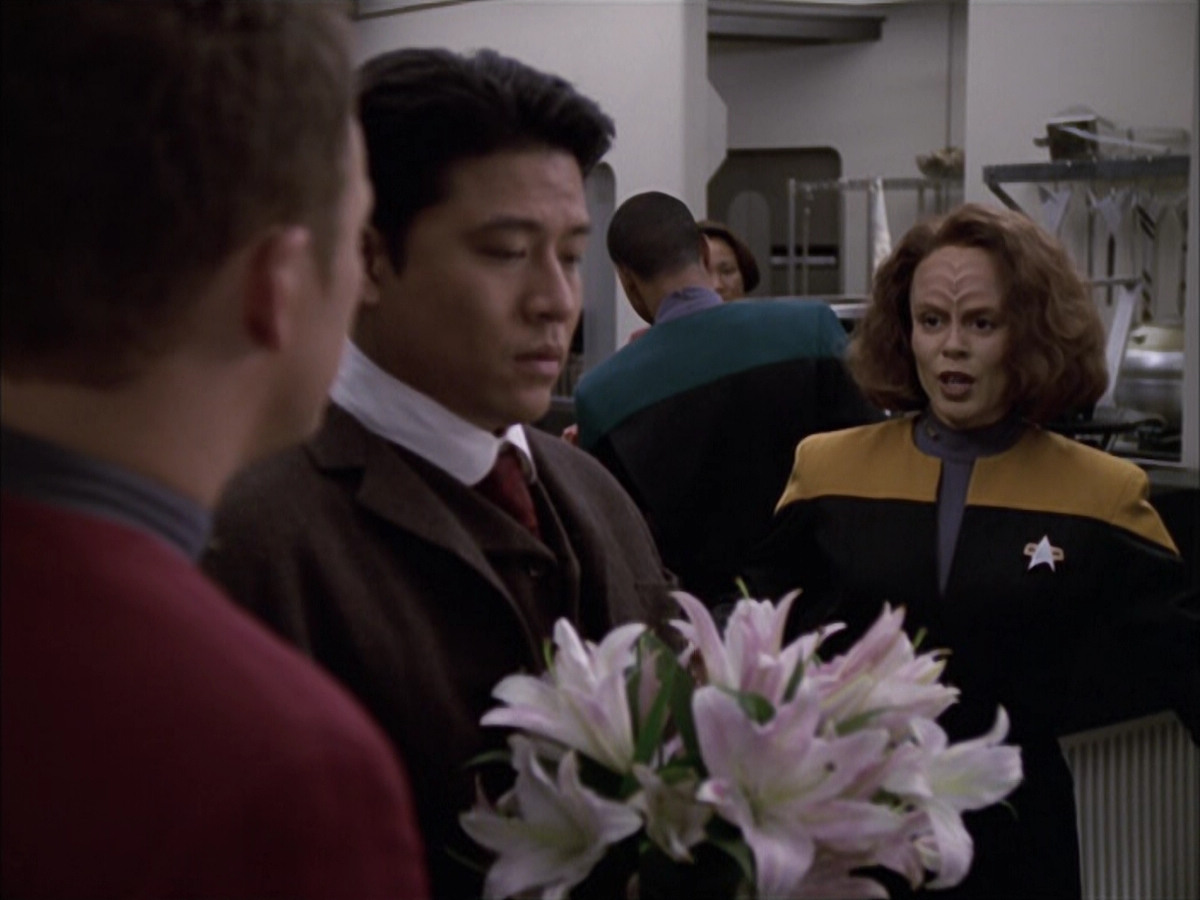 extant_StarTrek_VOY_6x17-SpiritFolk_00691.jpg