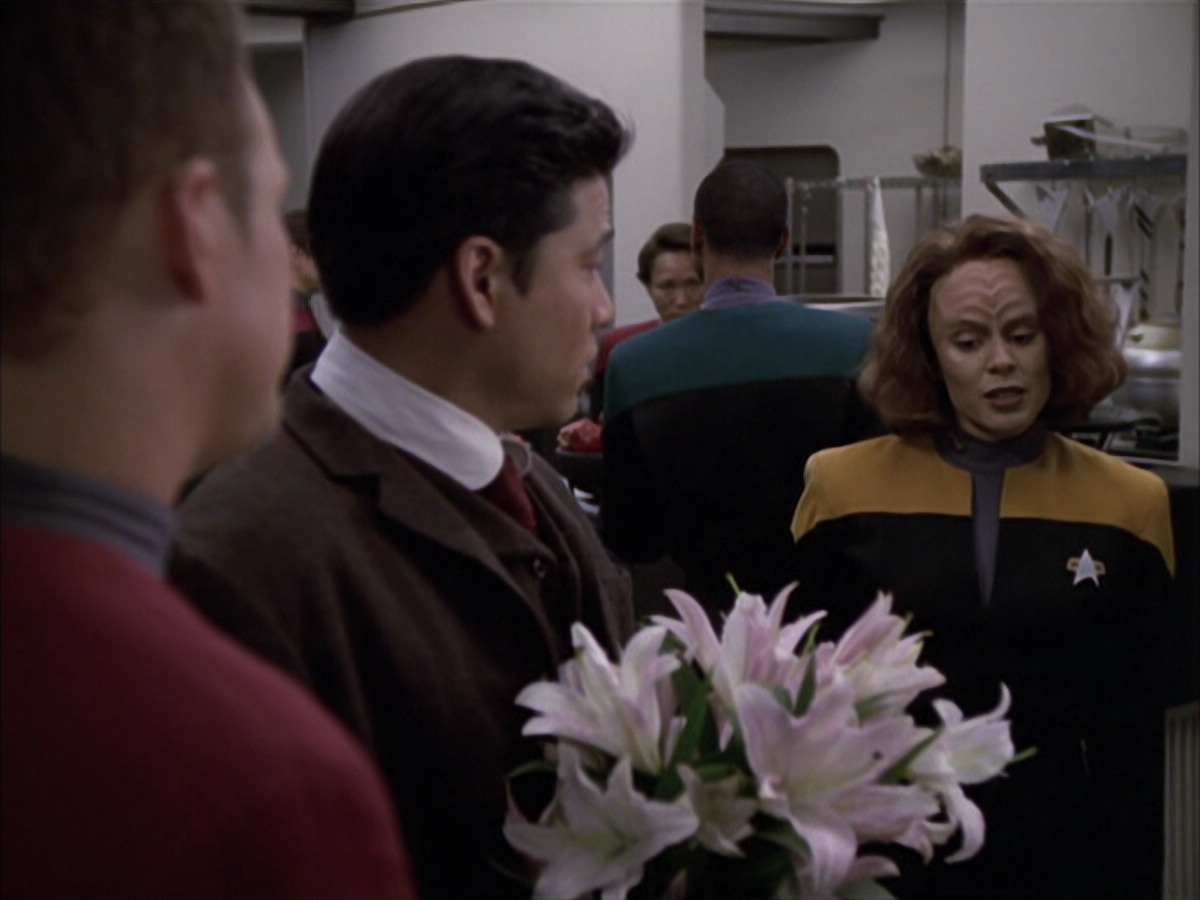 extant_StarTrek_VOY_6x17-SpiritFolk_00693.jpg