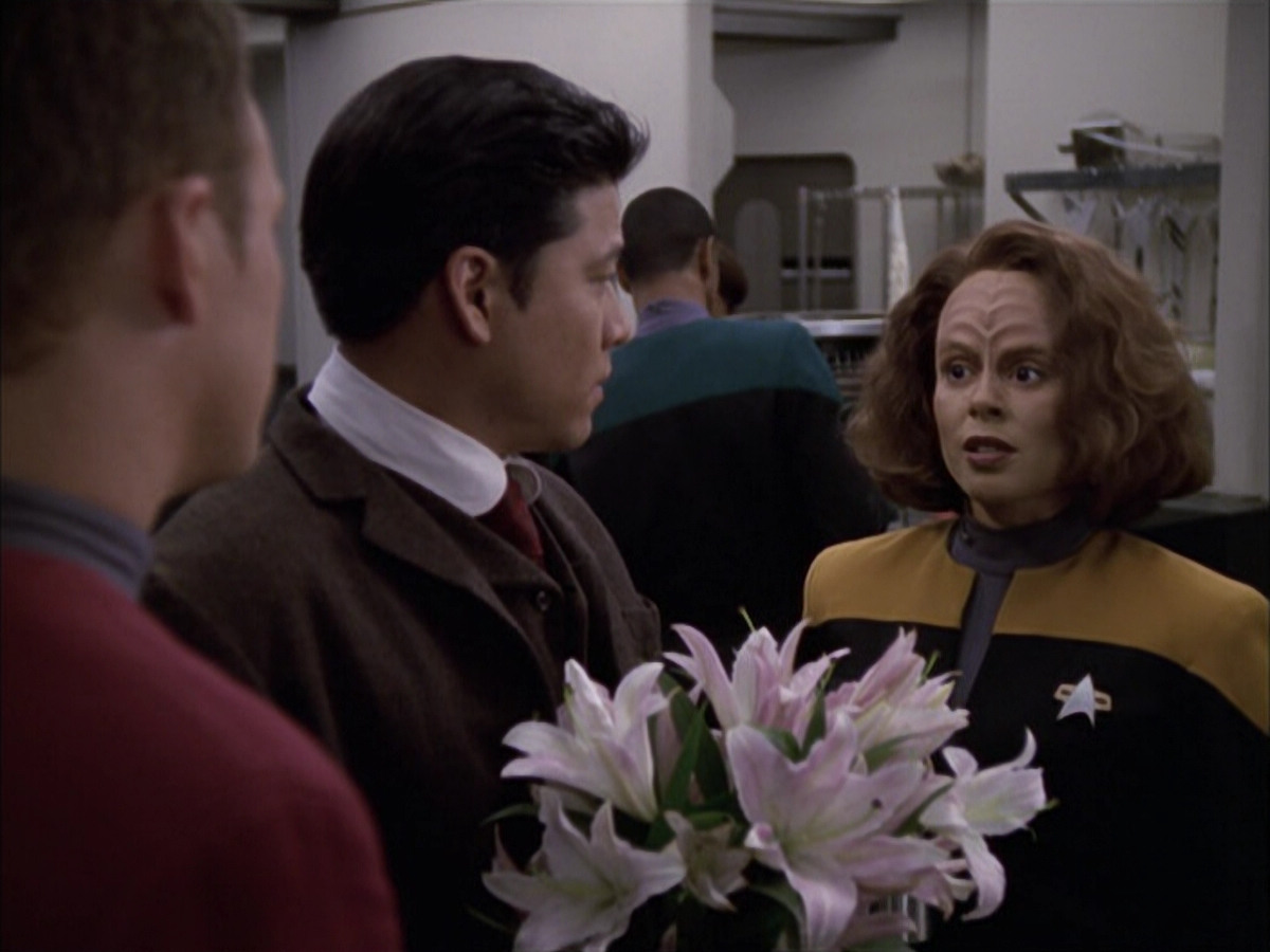extant_StarTrek_VOY_6x17-SpiritFolk_00696.jpg