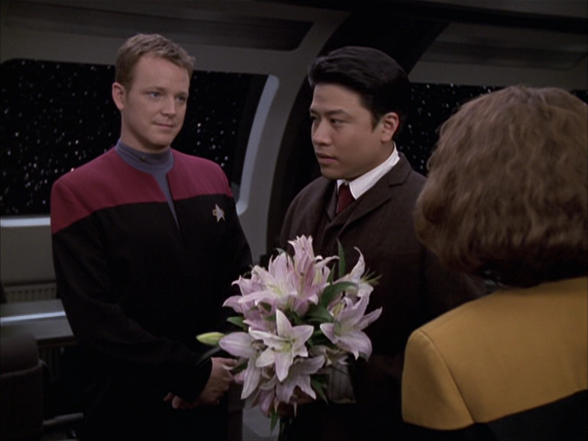 extant_StarTrek_VOY_6x17-SpiritFolk_00701.jpg