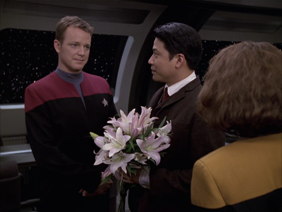 extant_StarTrek_VOY_6x17-SpiritFolk_00702.jpg