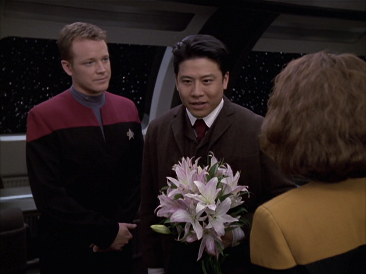 extant_StarTrek_VOY_6x17-SpiritFolk_00705.jpg