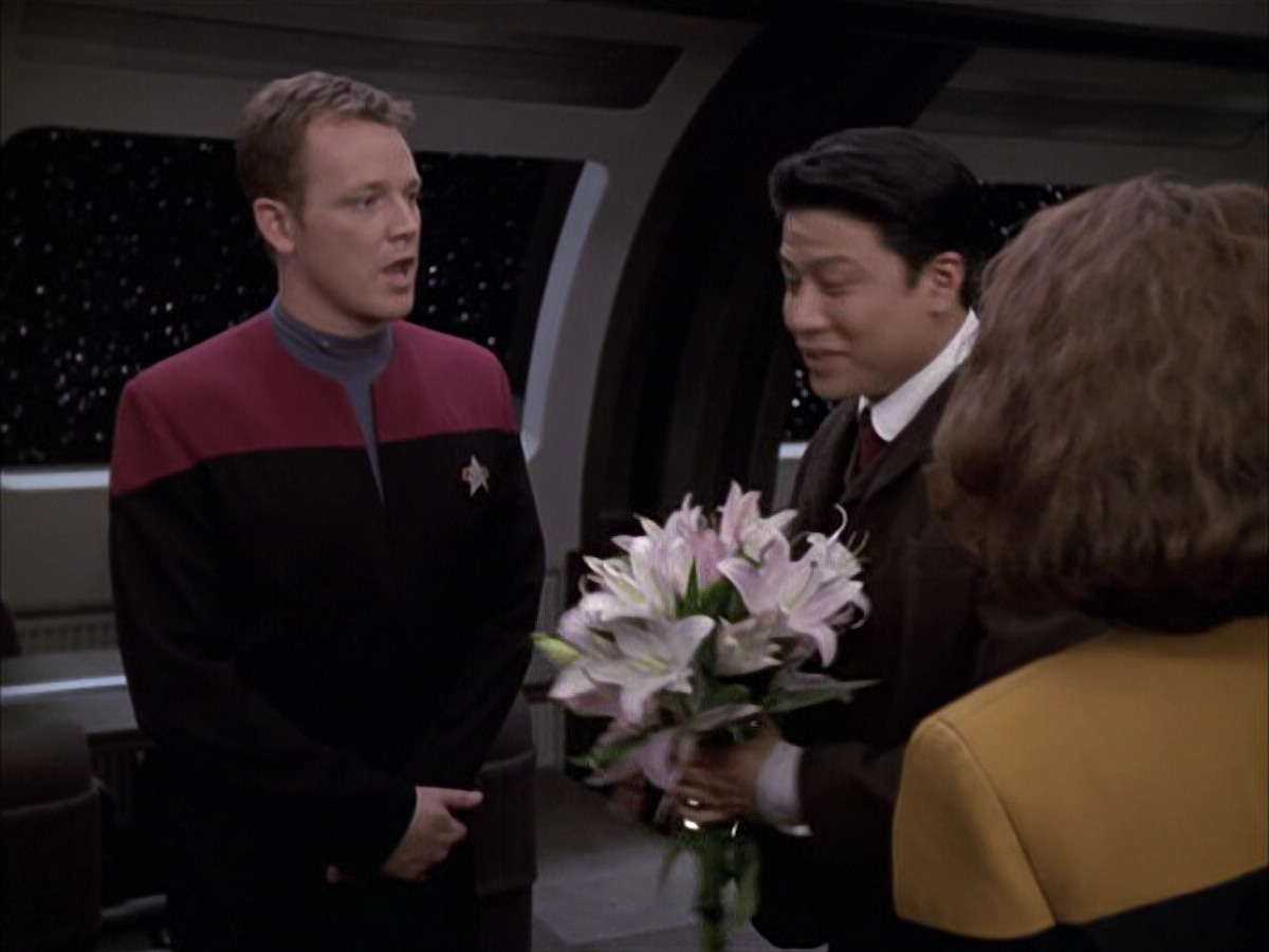 extant_StarTrek_VOY_6x17-SpiritFolk_00707.jpg