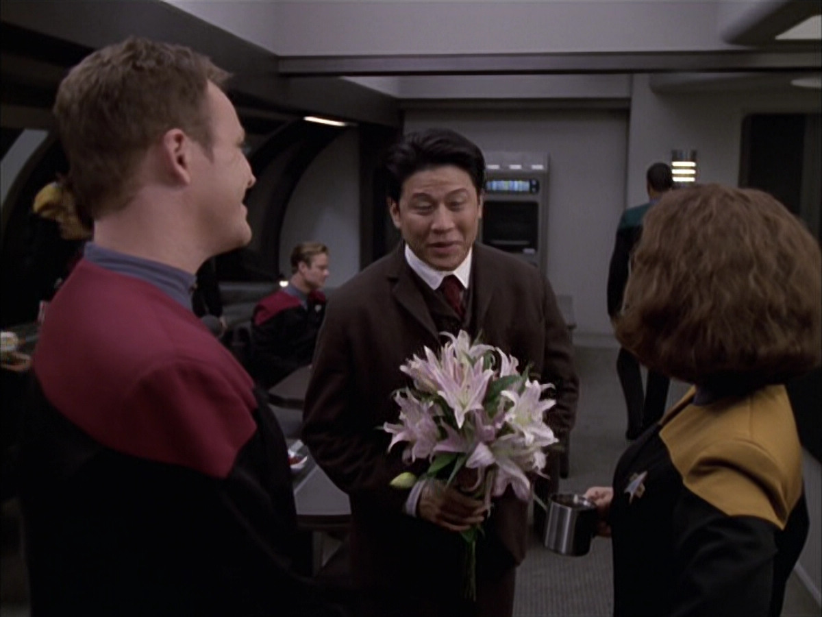 extant_StarTrek_VOY_6x17-SpiritFolk_00713.jpg