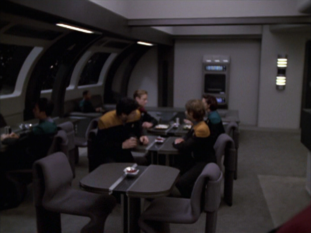 extant_StarTrek_VOY_6x17-SpiritFolk_00738.jpg