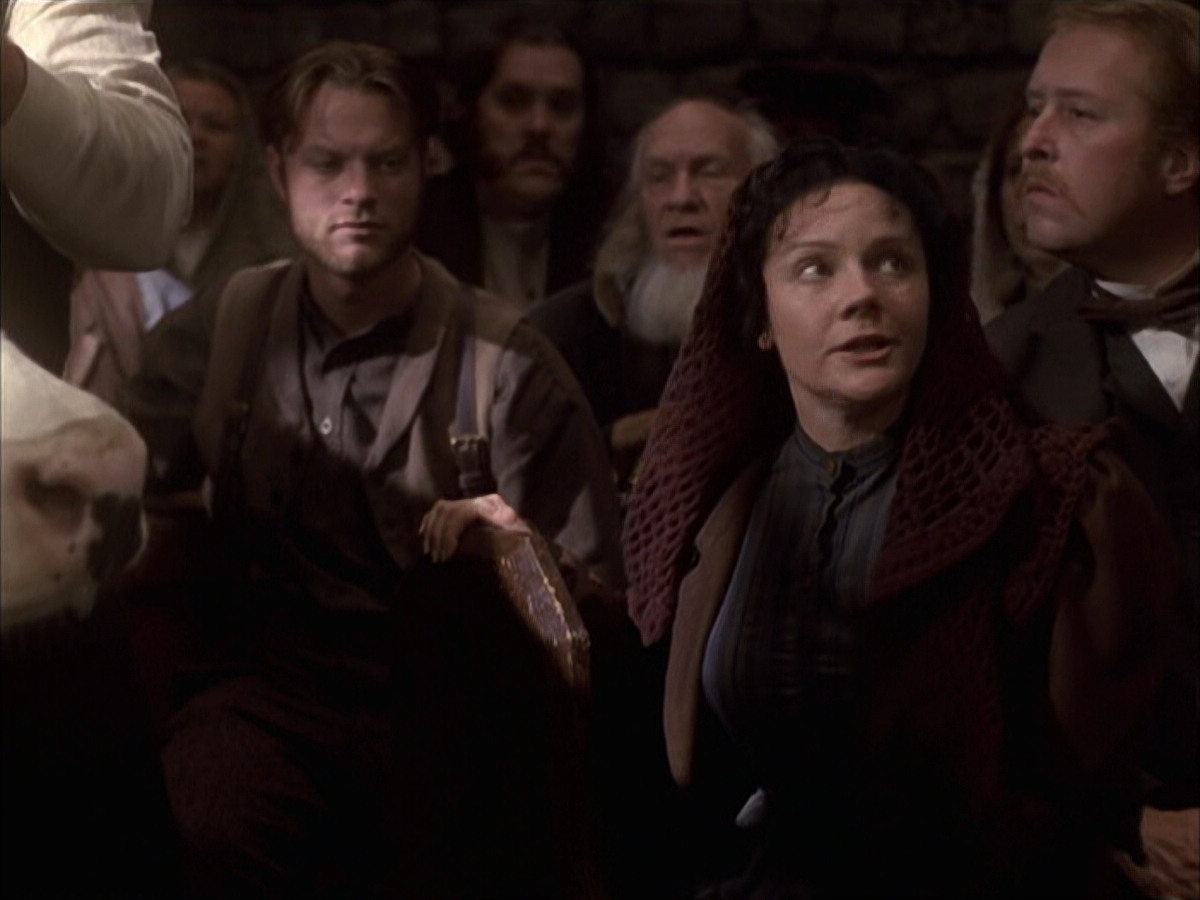 extant_StarTrek_VOY_6x17-SpiritFolk_01111.jpg