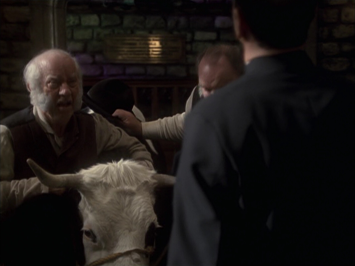 extant_StarTrek_VOY_6x17-SpiritFolk_01167.jpg