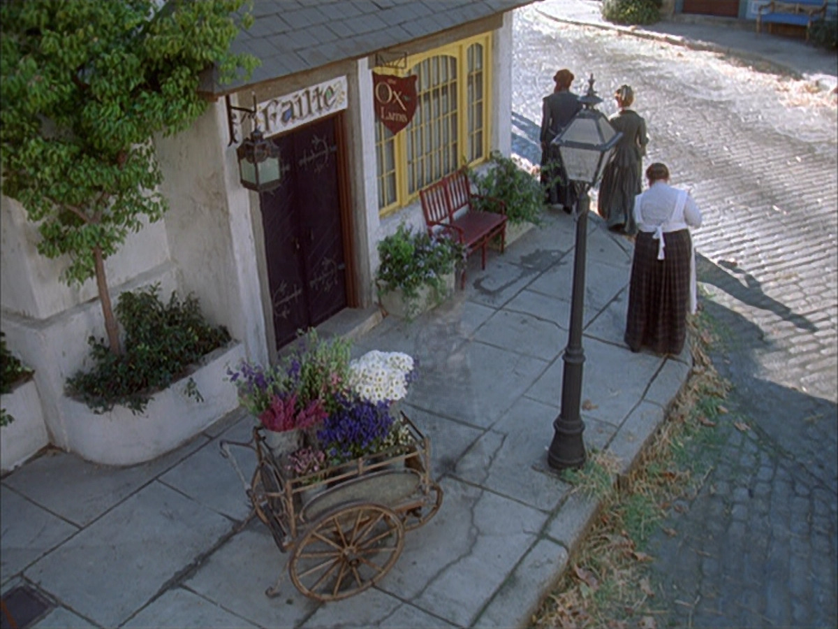 extant_StarTrek_VOY_6x17-SpiritFolk_01193.jpg