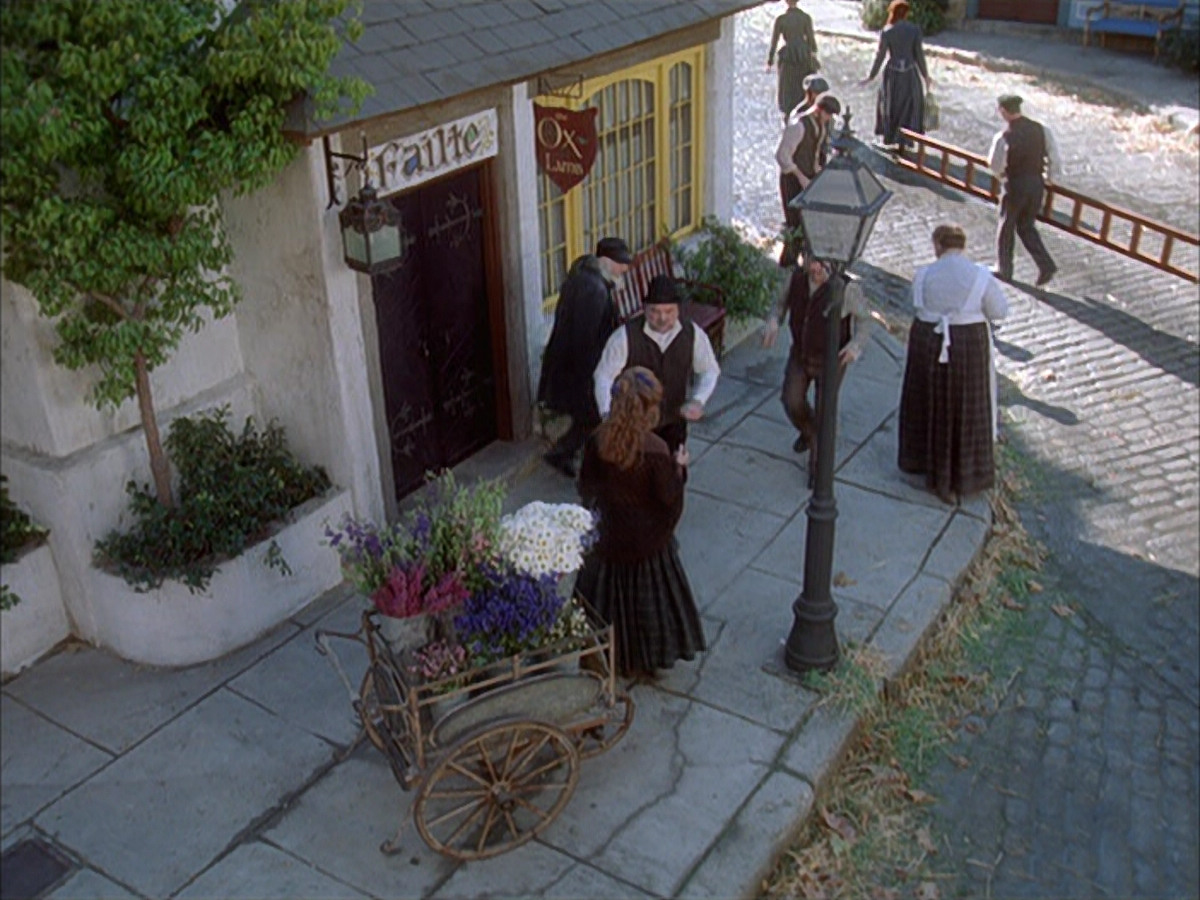 extant_StarTrek_VOY_6x17-SpiritFolk_01201.jpg