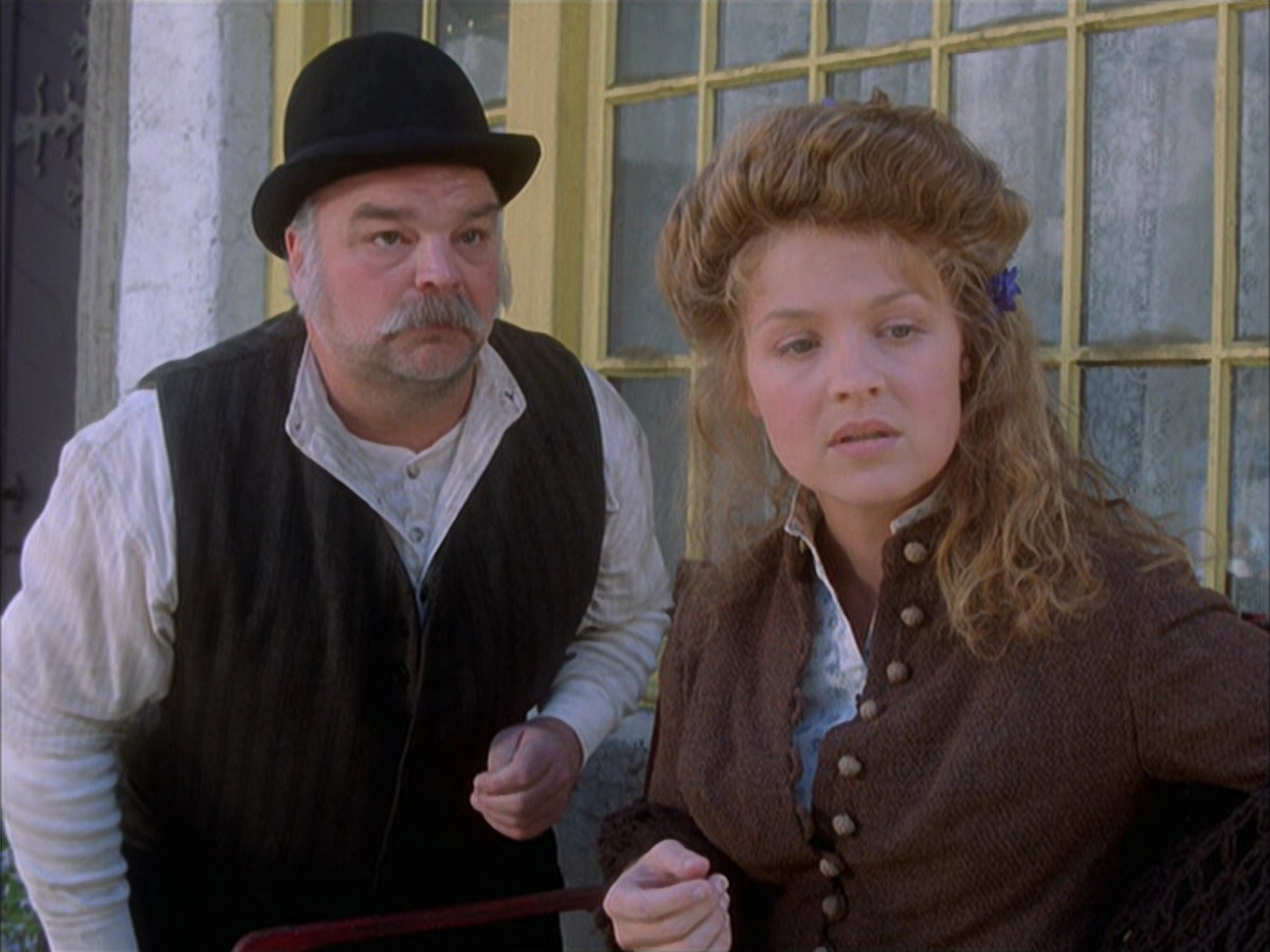 extant_StarTrek_VOY_6x17-SpiritFolk_01302.jpg