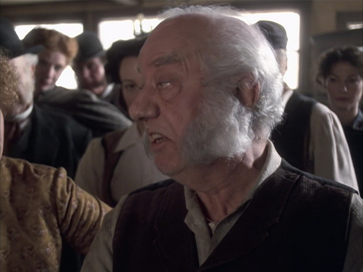 extant_StarTrek_VOY_6x17-SpiritFolk_01319.jpg
